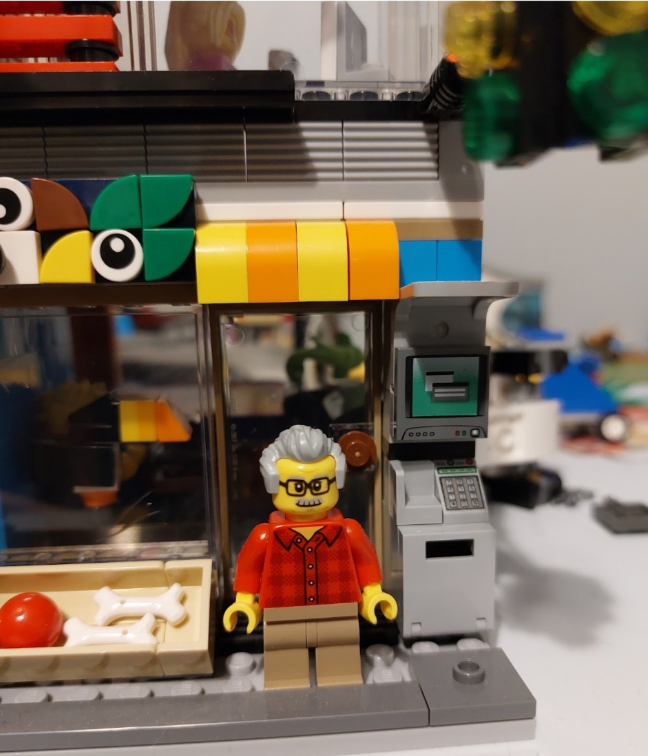 Mini fig of the late Stan Lee in cameo dressed similarly to his movie cameos.